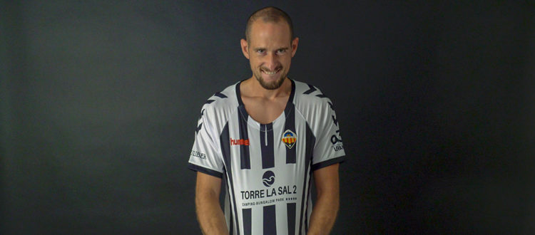 Ya-disponibles-las-nuevas-equipaciones-en-la-Tienda-Hummel-Castellón!