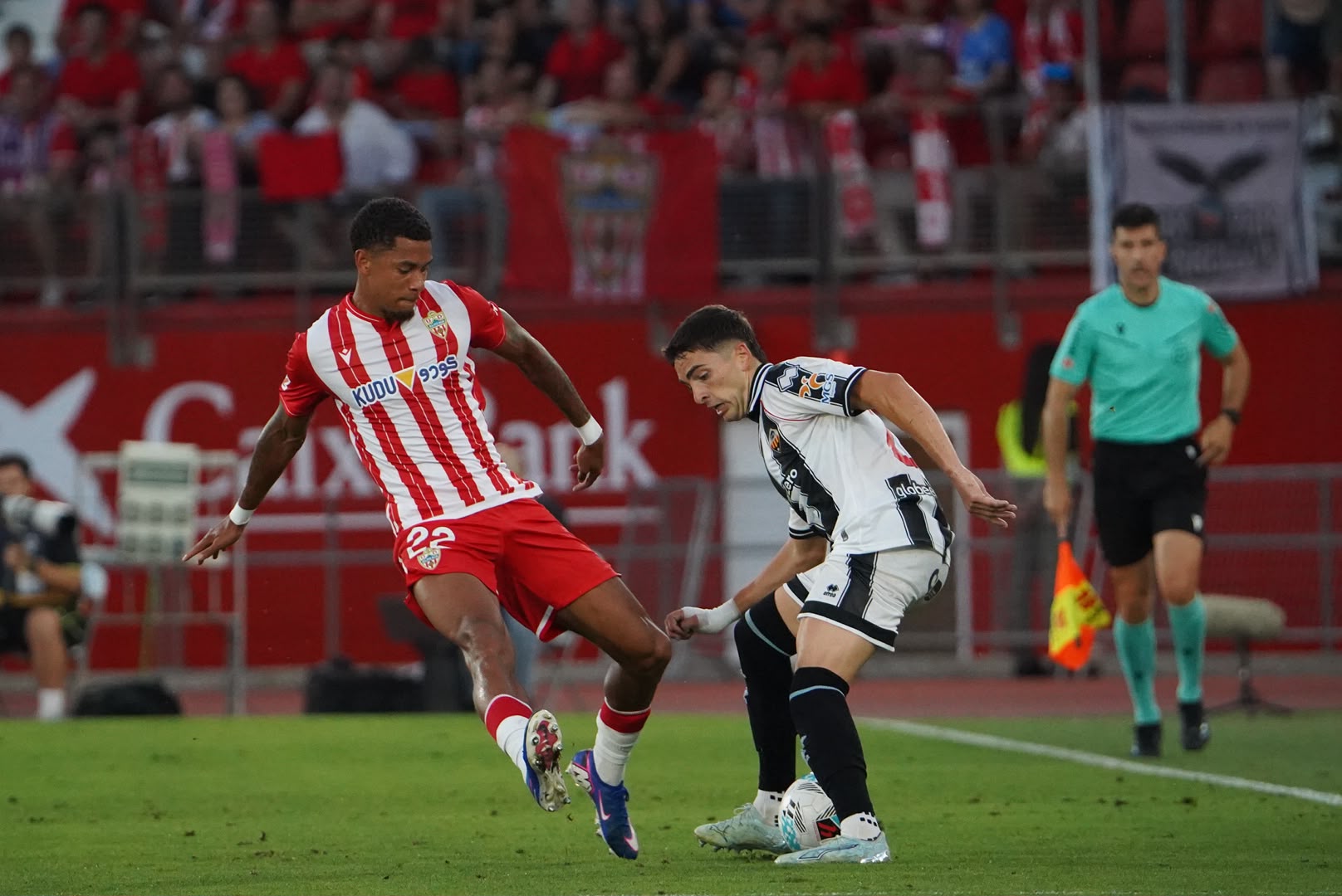 El CD Castellón cae derrotado ante la UD Almería y se queda fuera de la lucha por el ascenso (3-2)