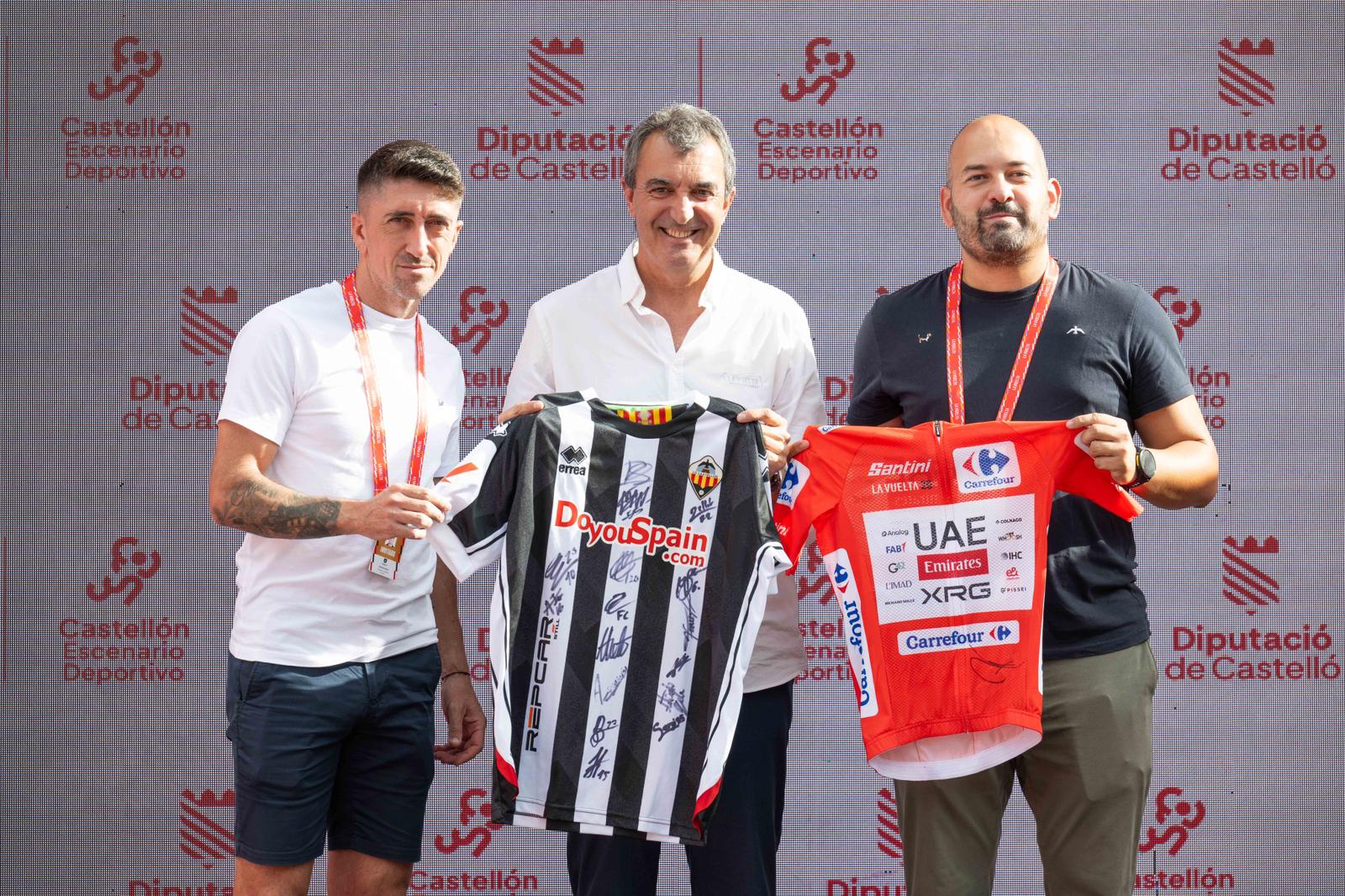 El CD Castellón, presente en el paso de La Vuelta por la ciudad