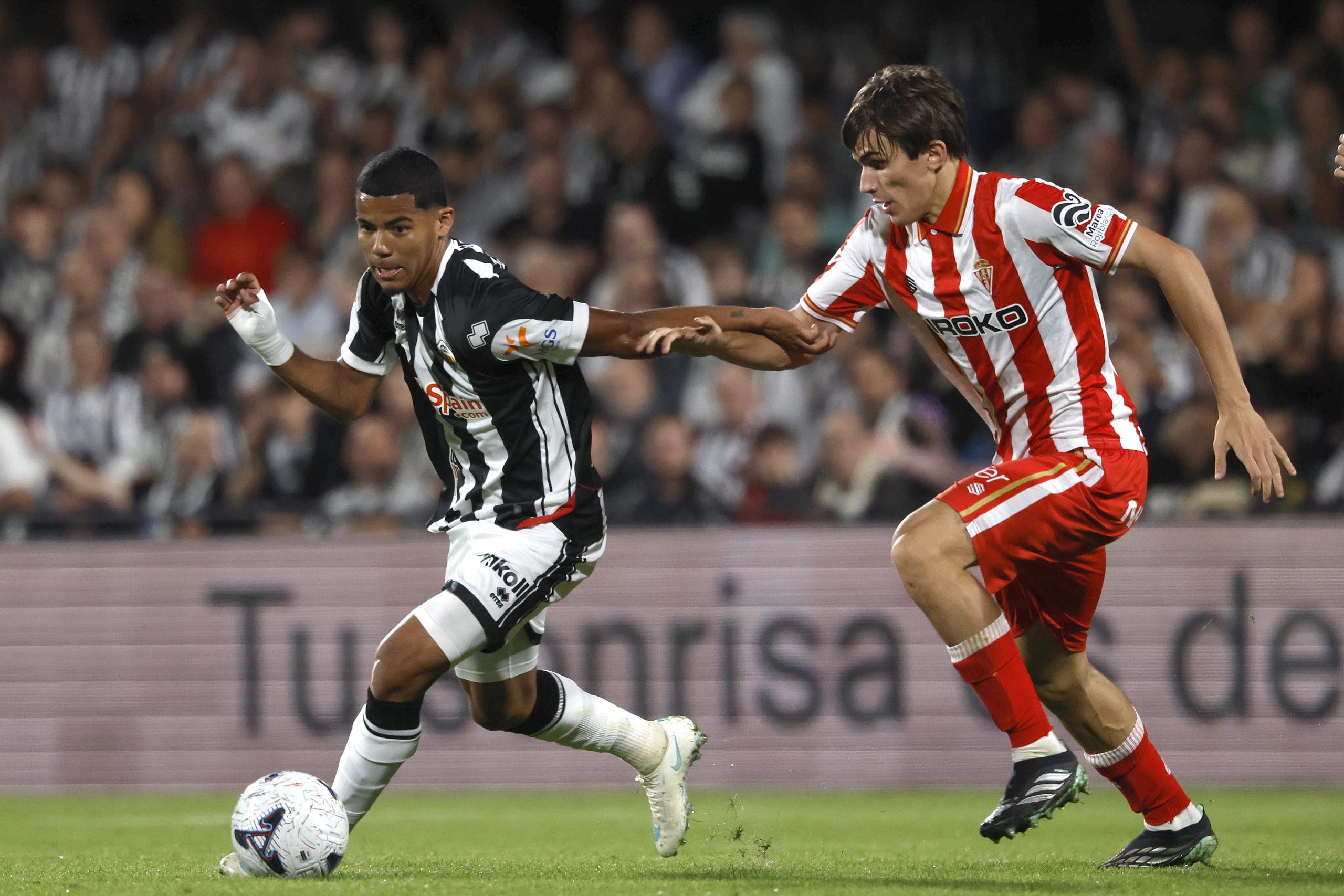 El CD Castellón vence al Real Sporting y recupera el liderato (4-0)